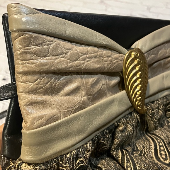 Cynthia Matthews Crossbody Purse - Picture 4 of 5